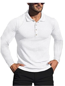 Detail eines weißen Ripp-Poloshirts mit klassischem Knopfkragen und schmaler Passform Textur
