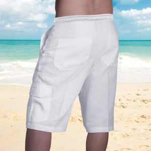 Vista posteriore di pantaloncini cargo da uomo in lino bianco con tasche sulla spiaggia