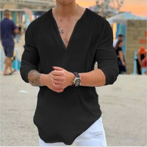 T-shirt manches longues homme noir à col en V avec une coupe d'ourlet incurvée