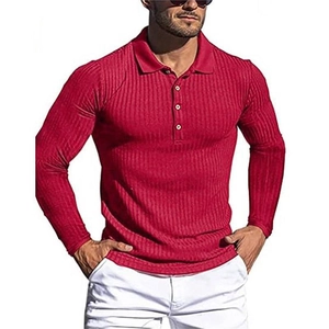 Detail eines roten gerippten Langarm-Poloshirts mit drei weißen Kontrastknöpfen