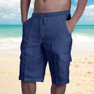 Dettaglio di pantaloncini cargo in lino blu navy con coulisse elastica e tasche laterali