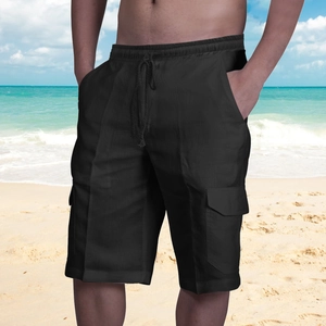 Dettaglio di pantaloncini cargo neri in lino con coulisse e ampie tasche laterali