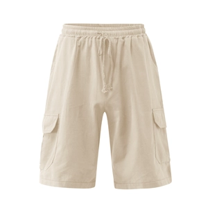 Dettaglio dei pantaloncini cargo in lino beige con coulisse elastica e tasche laterali