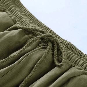 Dettaglio dei pantaloncini cargo verde militare con vita elastica e coulisse intrecciata