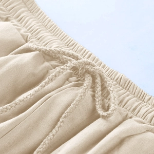 Dettaglio dell'elastico in vita con coulisse intrecciata sui pantaloncini cargo uomo