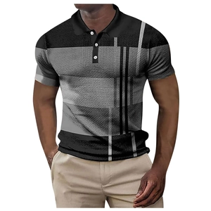 Dettaglio polo da uomo con strisce color block nero e grigio e trama del colletto zip