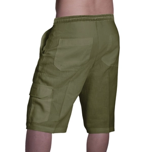 Vista posteriore pantaloncini cargo in lino verde oliva da uomo con vita elasticizzata