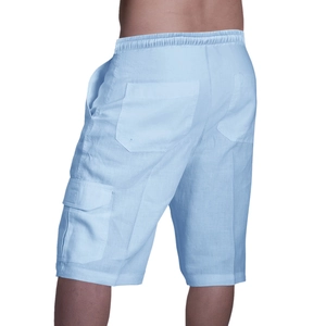 Dettaglio dei pantaloncini cargo in lino azzurro con coulisse in vita e tasche laterali