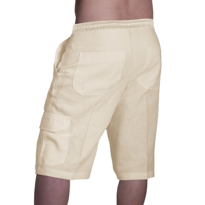 Dettaglio dei pantaloncini cargo in lino da uomo con elastico in vita e tasche laterali