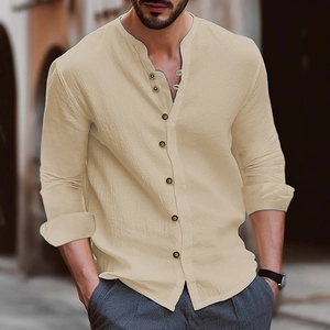 Camisa retro de lino para hombre en beige con cuello alto y botones oscuros de moda