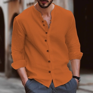Detalle de textura de camisa henley naranja de algodón con botones en contraste