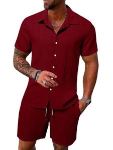 Detail des burgunderroten Rippstrickgewebes für das sommerliche Kurzarm-Set für Herren