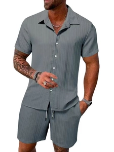 Detail von grauem Herren-Set mit geripptem Hemd und Shorts, Stoffstruktur und Kordelzug