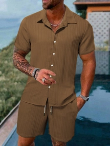 Detail von kaffeebraunem Herrenhemd und Shorts mit vertikaler Streifenstruktur im Freien