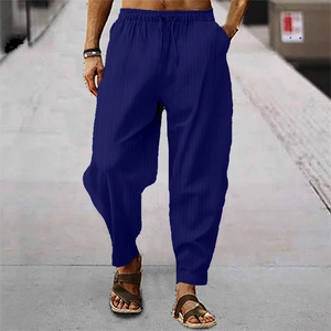 Detail der dunkelblauen Herren-Freizeithose mit Kordelzug am Bund und lockerer Passform