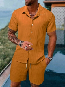 Nahaufnahme des orangefarbenen Strukturstoffs für Herren Sommerhemd und Shorts Set