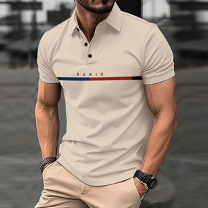 Detalle de polo beige para hombre con texto de París y diseño de rayas en el pecho