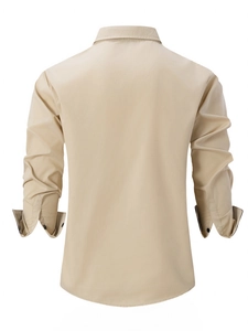 Rückansicht eines schmal geschnittenen Herren-Business-Freizeithemds in Beige und Khaki