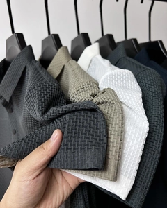 Gros plan sur la texture gaufrée 3D et le tissu en maille premium des polos pour hommes