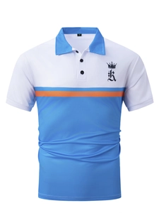 Détail du tissu mesh de polo avec bande orange et broderie logo couronne