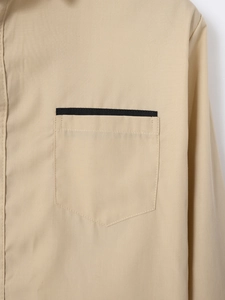 Detailansicht der khaki Hemd Brusttasche mit schwarzem Kontraststreifen und feiner Textur
