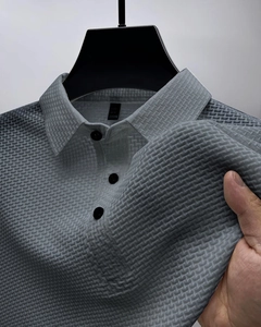 Détail du polo gris en soie glacée avec une texture gaufrée 3D respirante et douce