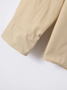 Detailaufnahme der hochwertigen Baumwollnähte an Hemdmanschetten und Saum für Herren