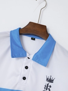Détail du tissu en mesh blanc respirant avec col bleu et logo brodé sur le polo pour homme