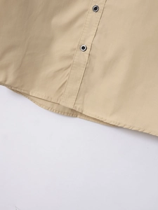Detailansicht des khaki Baumwollhemdes mit schwarzen Knöpfen und feiner Nahtführung