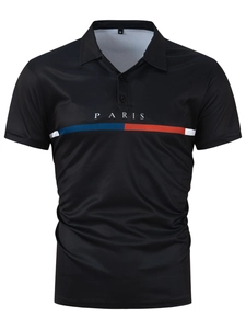 Detalle de la tela transpirable y el logo Paris en este polo negro de hombre con rayas