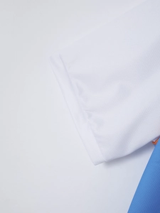 Détail de la manche d'un polo blanc pour homme montrant la texture en maille alvéolée