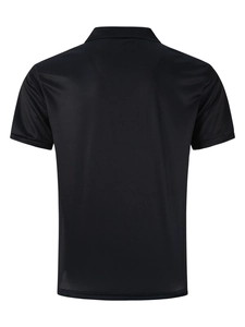 Vista trasera detallada de un polo negro para hombre que muestra la textura de la malla transpirable
