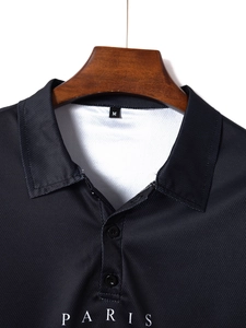 Vista detallada del cuello y del estampado blanco PARIS en un polo azul oscuro