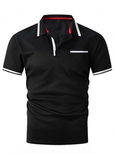 Detail von Herren Polo-Shirt in Schwarz mit weißen Streifen am Kragen und rotem Nackenband