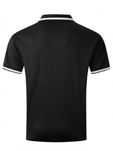 Rückansicht eines schwarzen Herren-Poloshirts mit weiß gestreiftem Besatz an Kragen und Ärmeln