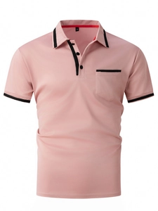 Detailansicht eines rosa Herren-Poloshirts mit schwarzen Kontraststreifen und M-Größenetikett