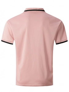 Rückansicht eines rosa Poloshirts mit schwarzen Streifenakzenten und atmungsaktivem Piqué