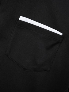 Nahaufnahme eines atmungsaktiven Polo-Shirts mit schwarzer Tasche und weißem Rand