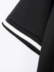 Nahaufnahme der Polo-Manschette mit Wabenstruktur und weißen Streifendetails