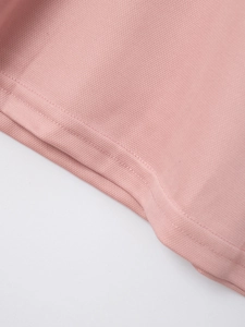 Makrodetail aus atmungsaktivem rosa Piqué-Baumwollstoff und hochdichten Doppelnähten
