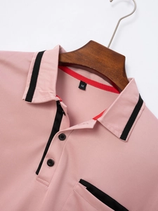 Detail eines rosa Poloshirts mit atmungsaktivem Stoff, Kontrastkragen und Reißverschlusstasche
