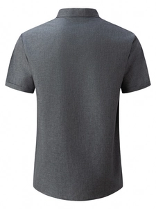 Vista posteriore di una polo casual da uomo in cotone e lino grigio scuro con texture fine