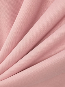 Makroaufnahme von rosa feuchtigkeitsableitendem Polo-Strick mit Netzstruktur