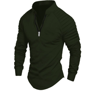 Schmal geschnittenes dunkelgrünes Langarm-Poloshirt mit Reißverschluss und Falten an den Schultern