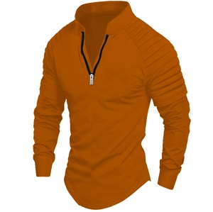 Detail eines orangen Langarm-Poloshirts mit Reißverschlusskragen und gerippter Schulter