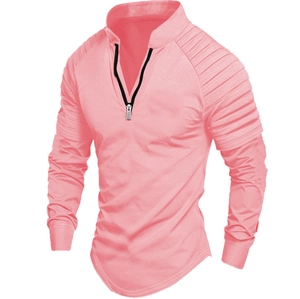 Detailansicht des rosa Langarm-Poloshirts mit Viertelreißverschluss und gerippten Schultern