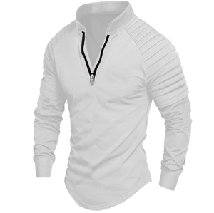 Details des weißen langärmligen Poloshirts mit schwarzem Reißverschluss und Falten