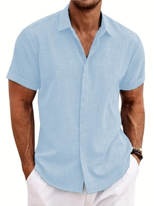 Dettaglio di camicia in lino azzurro che mostra trama traspirante e colletto a bottoni
