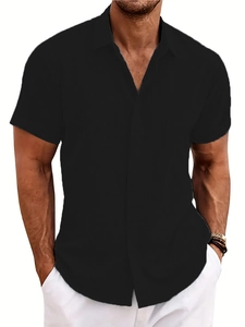Dettaglio di camicia in cotone e lino nera con tessuto traspirante e design casual con scollo a V