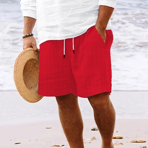 Detalle de los pantalones cortos de playa de lino rojo con cordón para hombre